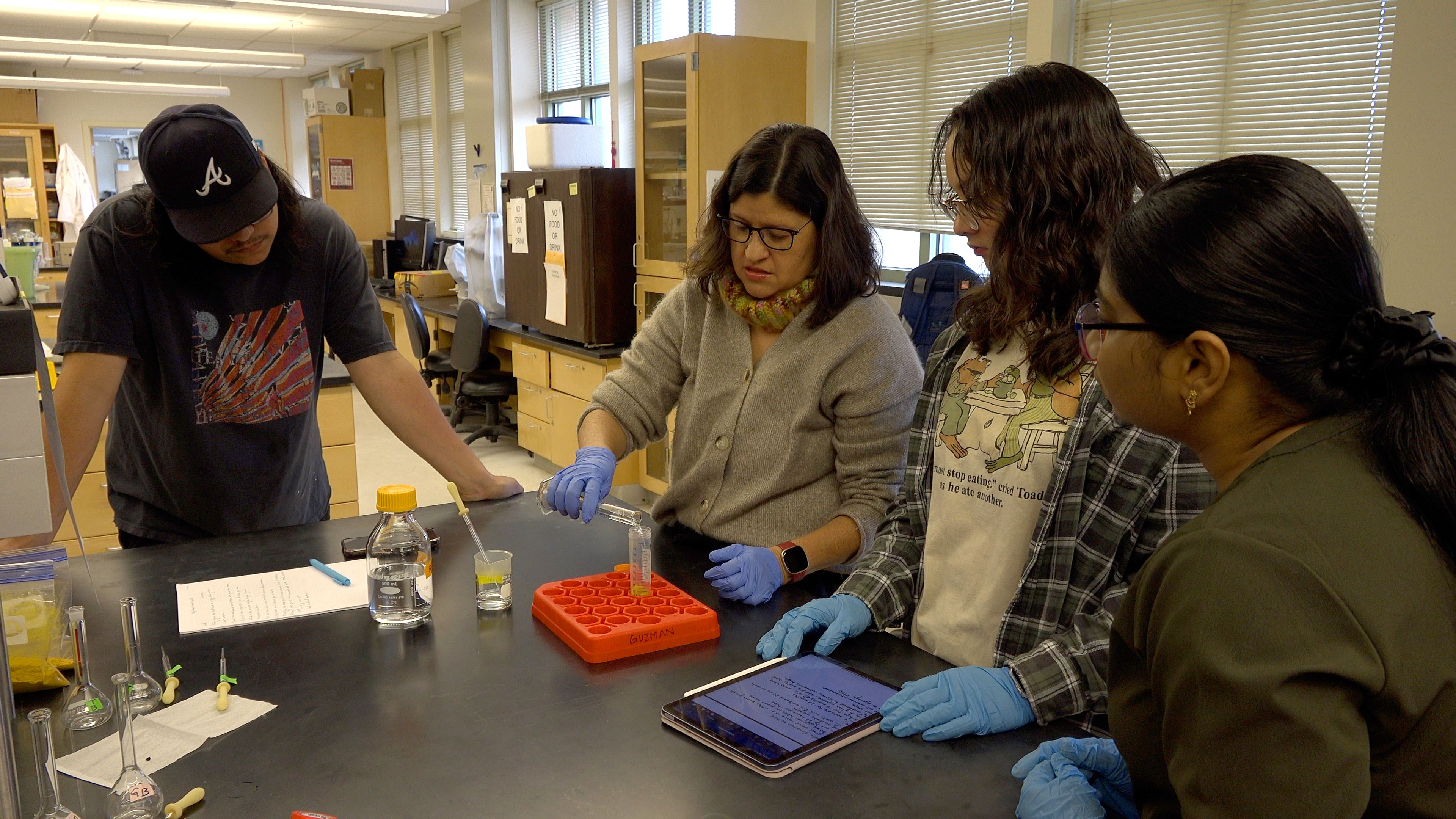 Ivette Guzmán with students
